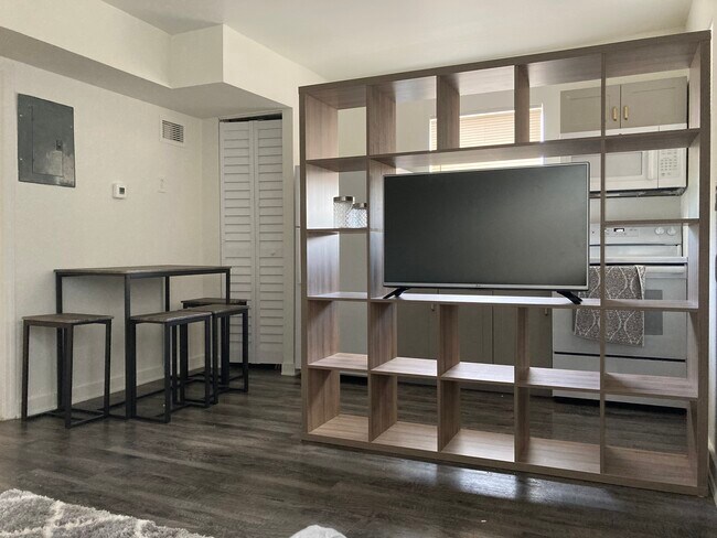 Comedor del área, 451 NW 7th Street - Miami Central Apartments