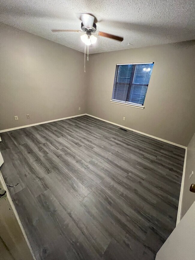 Building Photo - 2 Bed 1.5 Bath Duplex Total Electric