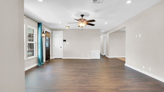 Building Photo - 4 Bedroom home with Fenced Backyard