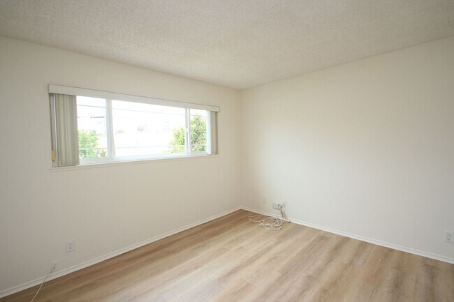 Foto del edificio - Welcome to this beautifully refreshed 4-bedroom, 2-bath two-story home located in desirable North...