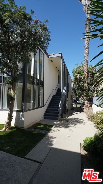 Building Photo - 1233 Barry Ave