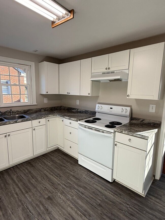 Foto del edificio - 3 Bedroom 2 Bath in Garden City