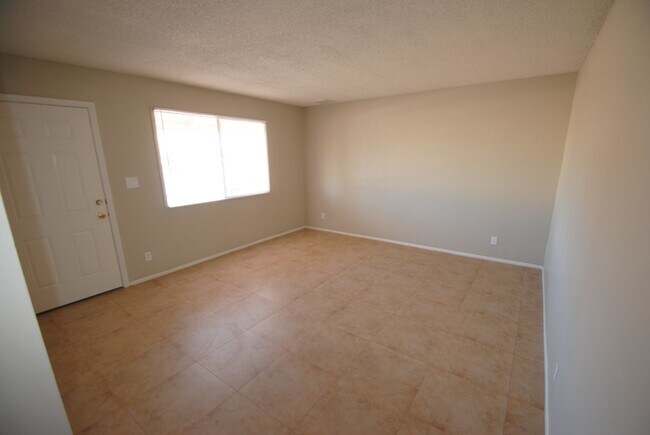 Foto del edificio - 823 W 17th Pl