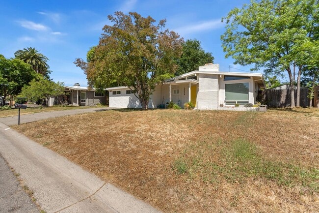 Building Photo - 2524 Landwood Way