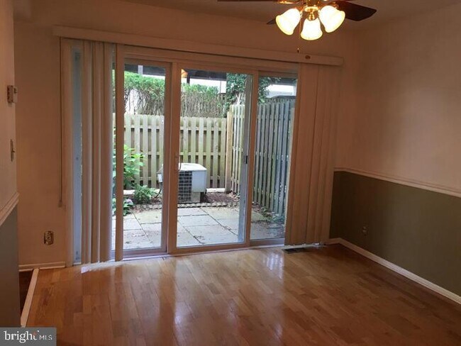 Building Photo - 247 E Chelsea Cir