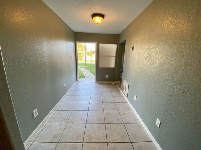 Building Photo - 4246 Minoso St