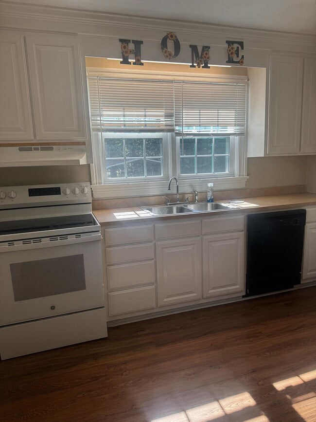 Kitchen - 107 Mitchell St