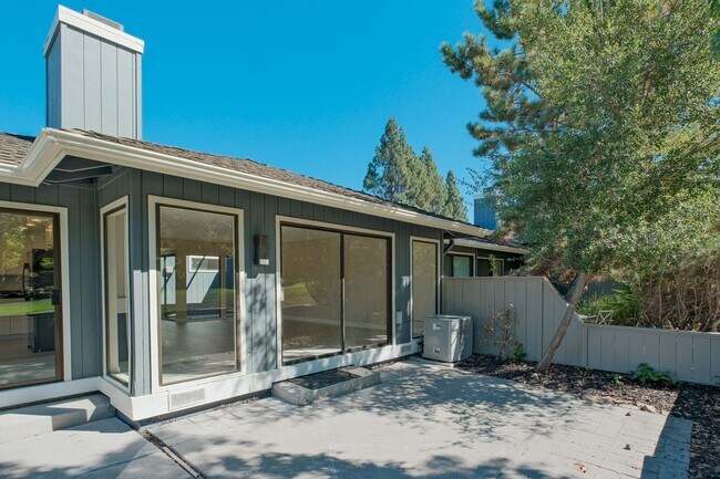 Building Photo - Spacious 3 Bedroom 2 Bath townhome for ren...