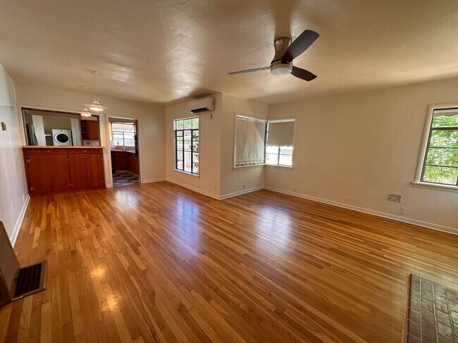 Foto del edificio - Rare Land Park Home Available Now!