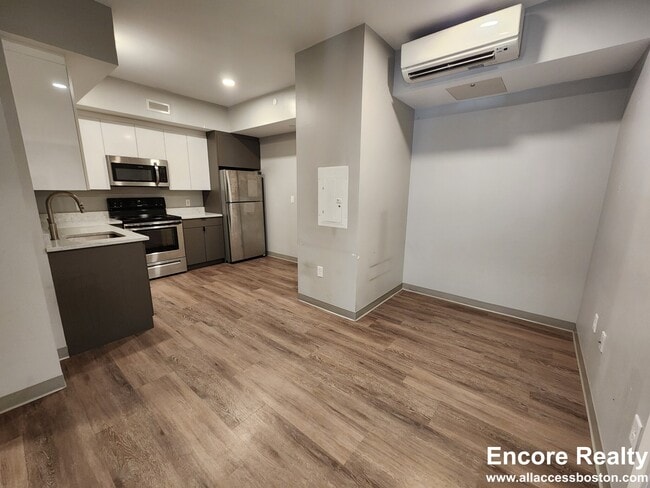 Building Photo - 114 Hemenway St
