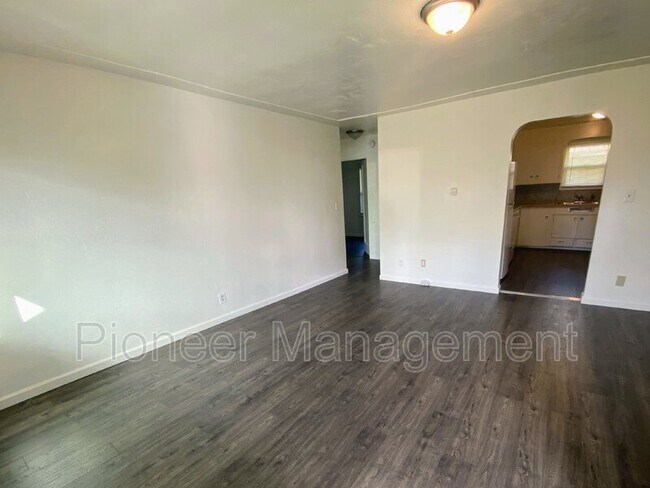 Foto del edificio - 563 W Center St