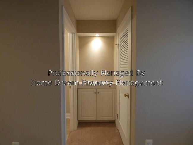 Building Photo - 1025 Hotchkiss Pl