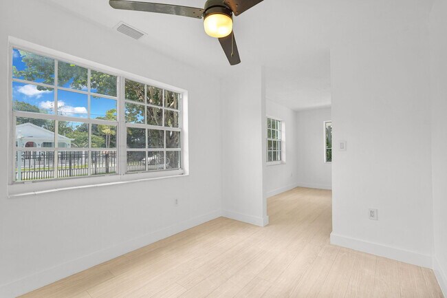 Foto del edificio - 153 NW 42nd St