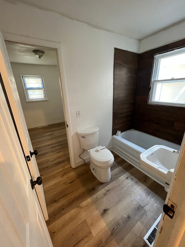 Baño - 1315 W Poplar St