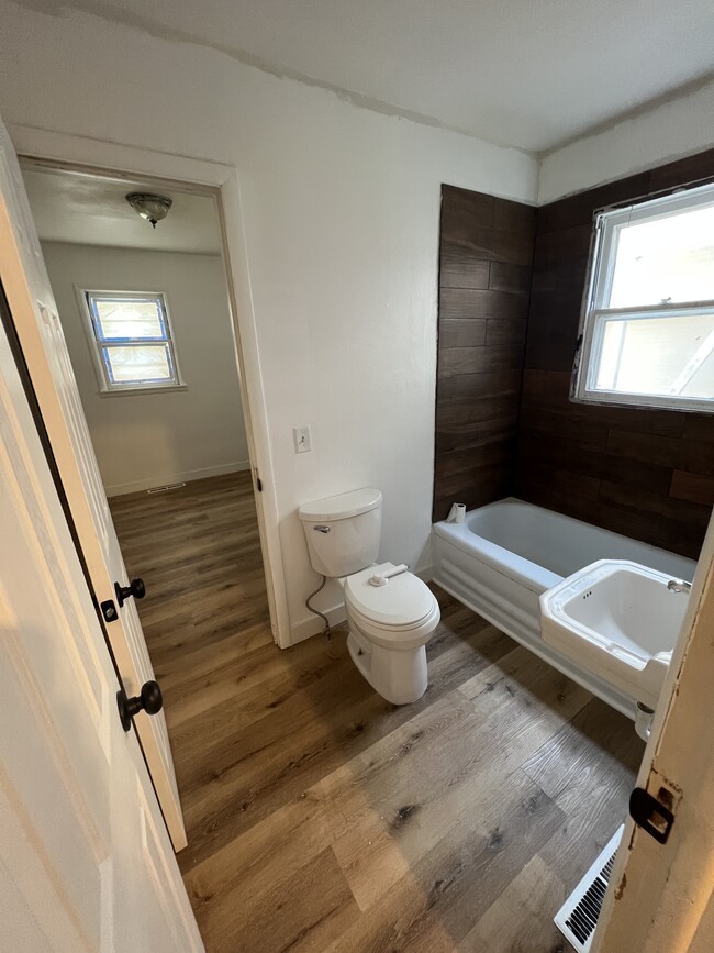 Bathroom - 1315 W Poplar St