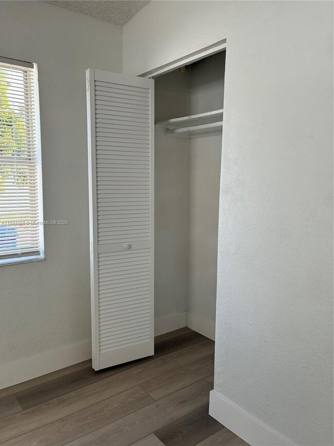 Foto del edificio - 550 NW 15th Ct