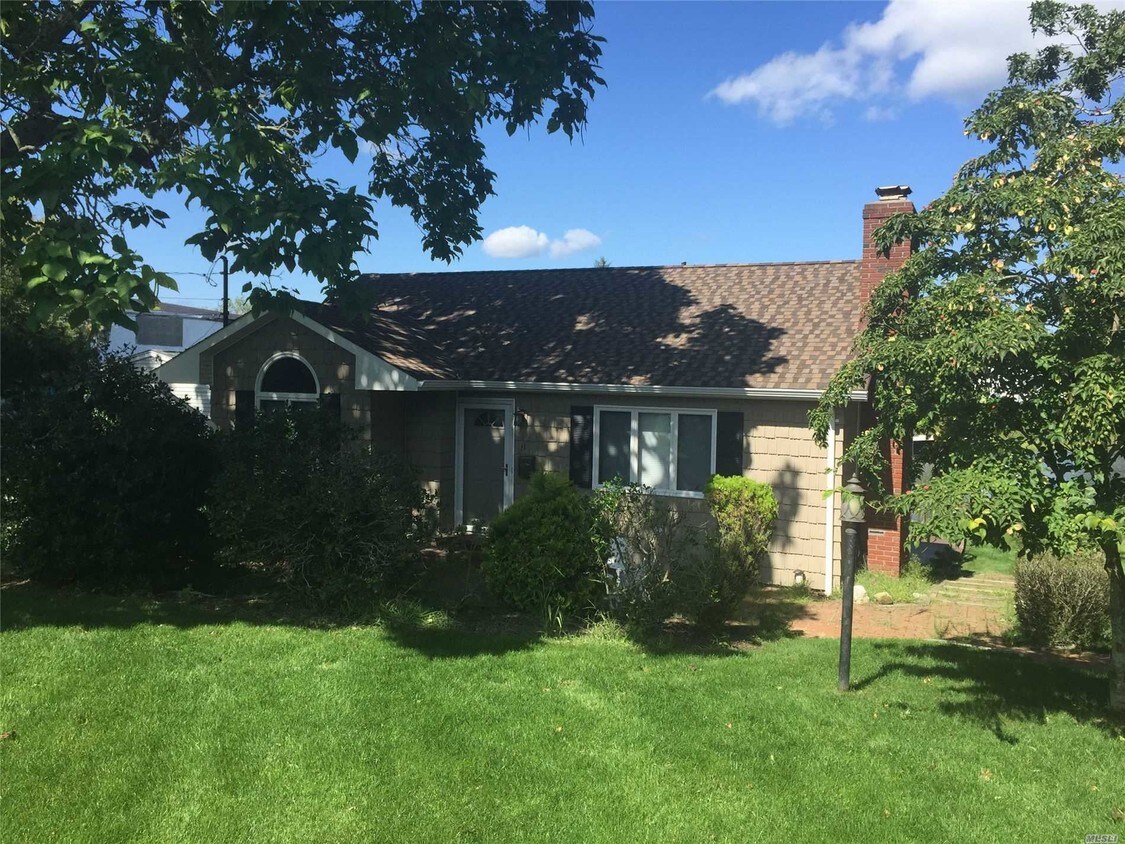 11 Carter Ln, East Quogue, NY 11942 House Rental in East Quogue, NY