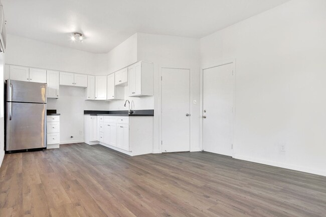Building Photo - This bright upstairs 2 Bed / 2 Bath apartm...