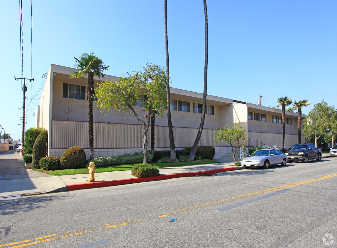 Victor Arms Townhomes Apartments in Torrance, CA