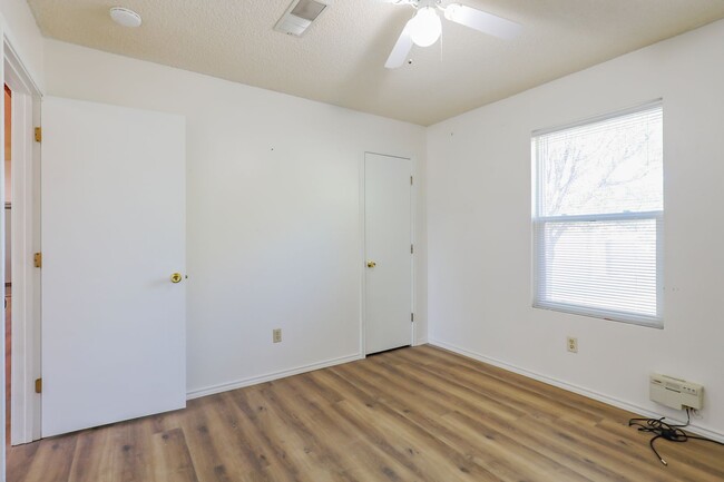 Building Photo - 3 Bedroom 1 Bathroom