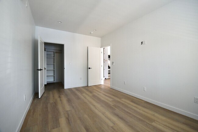 Building Photo - 4413