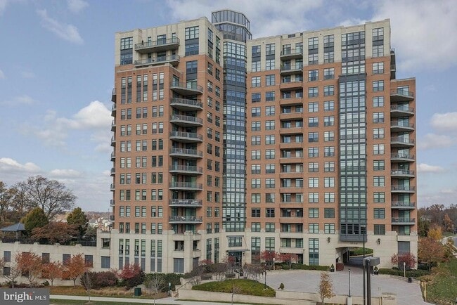 Building Photo - 1830 Fountain Dr