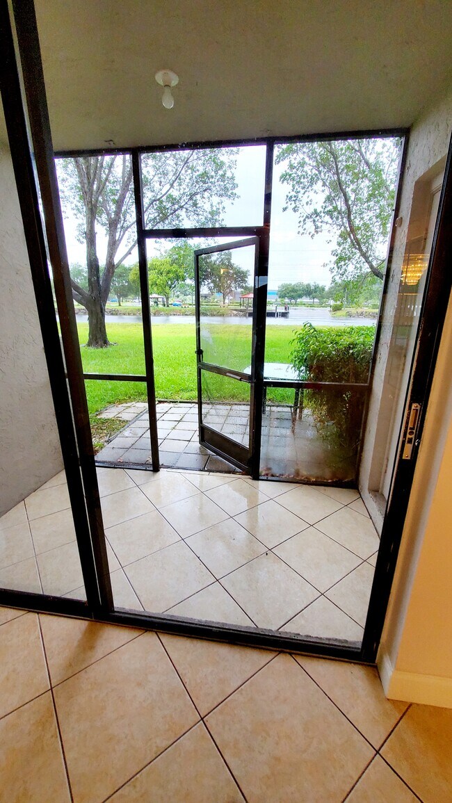 Foto del edificio - 9589 SW 1st Ct