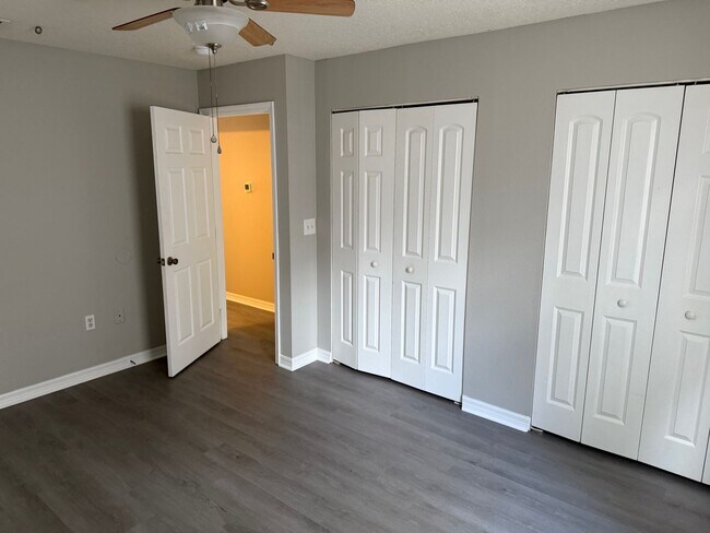 Foto del edificio - Recently Renovated - New flooring -  Fresh...