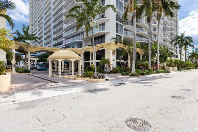Foto del edificio - 7601 E Treasure Dr