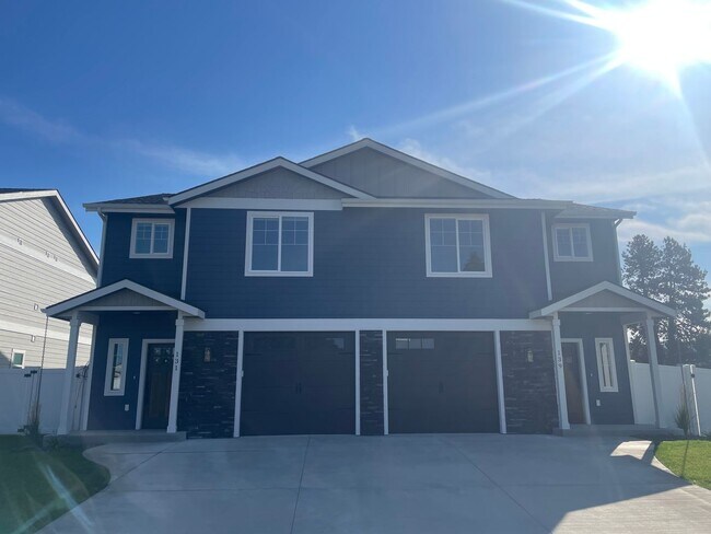 Foto del edificio - BRAND NEW Hayden Townhome
