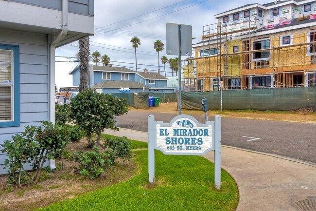 Foto del edificio - Cute 2 Bedroom Condo Steps Away from Endle...
