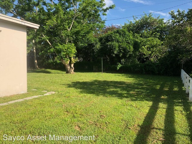 Building Photo - 2 br, 1 bath House - 141 SE EL Sito Ct