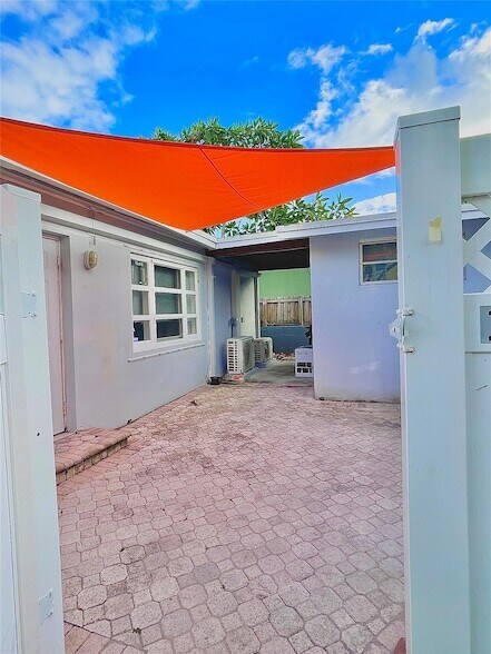 Foto del edificio - 1614 NE 7th St