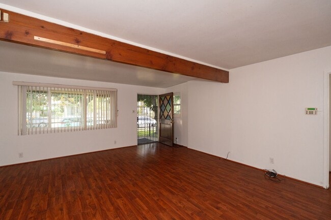 Building Photo - BEAUTIFUL COZY 2 BED 1 BATH HOUSE!