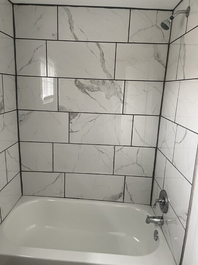Foto del edificio - "Charming 3-Bed Home with 1.5 Baths in Fro...
