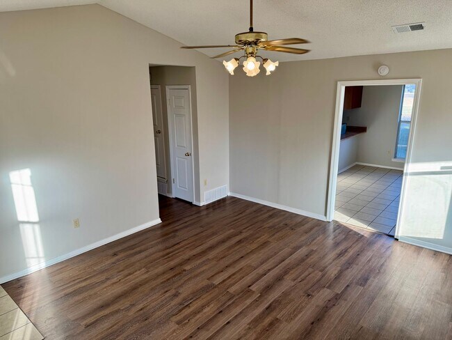 Foto del edificio - 6050 Somerset Dr