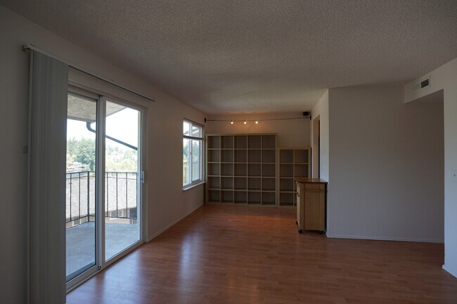 Foto del edificio - 323 75th St SE