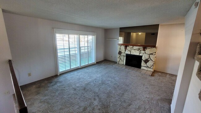 Building Photo - Three Story 2 Bed 1.5 Bath with Ensuite an...