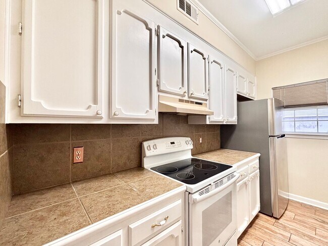 Building Photo - Three Bedroom Garden Home Near Woman's Hos...