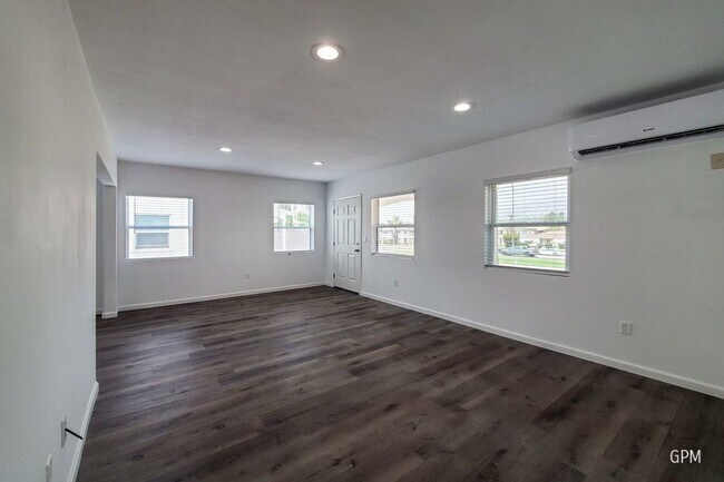 Building Photo - Newly Remodeled 2BR with Private Deck!