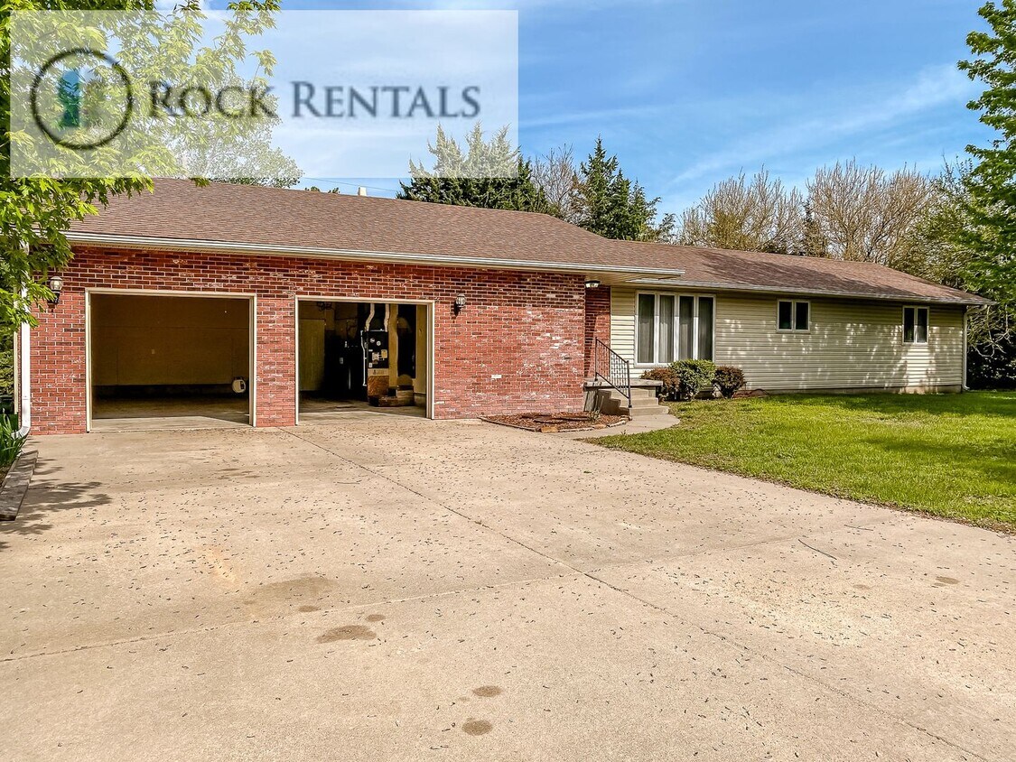 Foto principal - Beautiful 3 bed, 2 bath house in the country