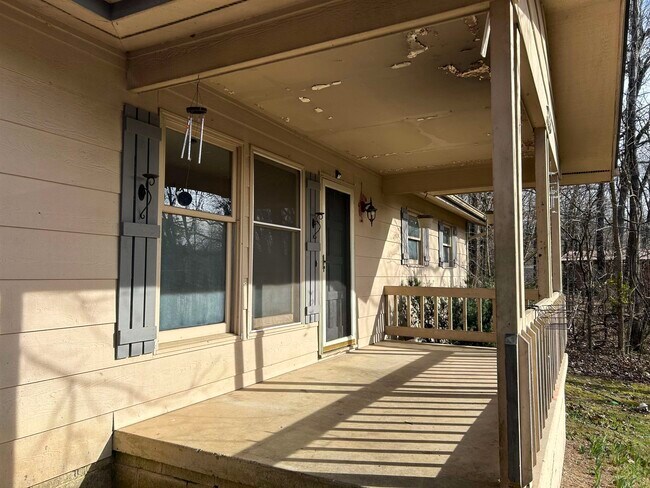 Building Photo - 225 E Lakeshore Dr