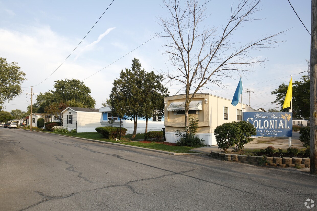 Building Photo - Colonial Estates