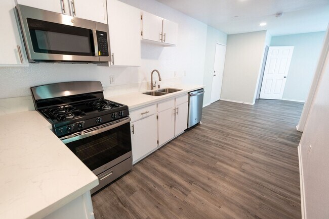 Interior Photo - 226 South Serrano