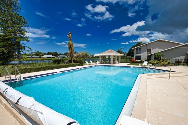 Foto del edificio - Seasonal Short-Term First Floor Condo in Pinebrook Lake Club Community with Community Pool!