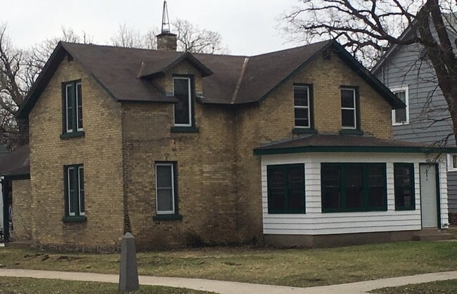 Building Photo - 402 7th Ave S