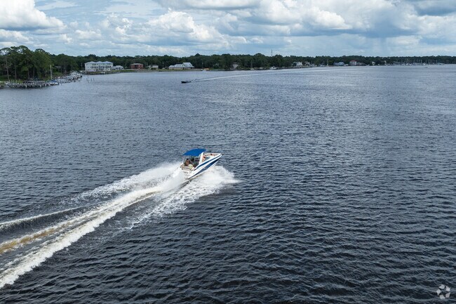 Rocky Bayou Estates lies along Choctawhatchee Bay, making it ideal for boaters.