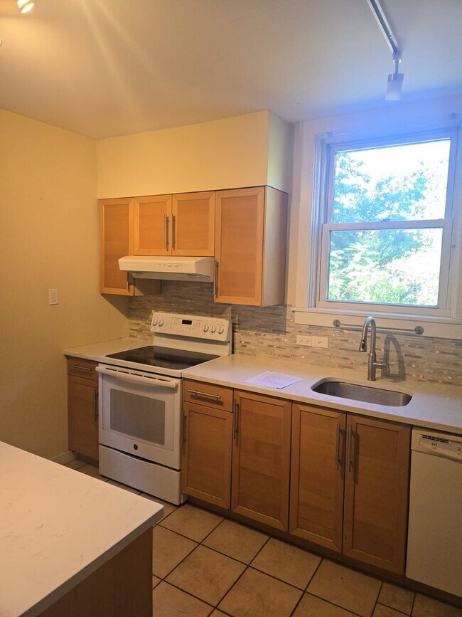 Building Photo - Spacious 3-Bedroom Home w/ Parking & Centr...