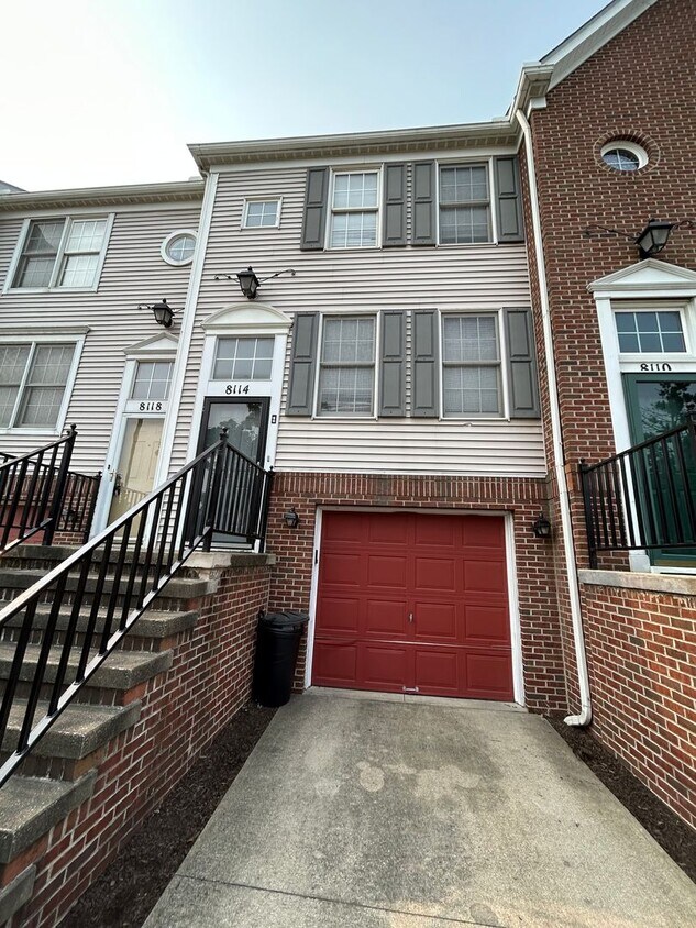 Foto principal - 3 Story Townhome in Prime Location
