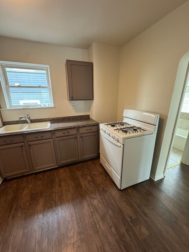 Kitchen - 1280 Section Rd